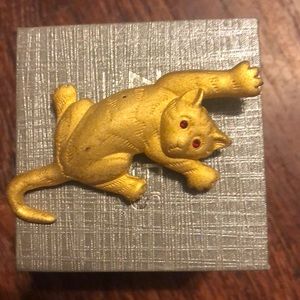 Cat pin